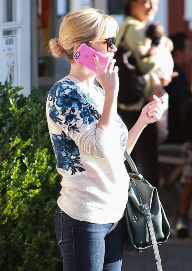 Reese-Witherspoon-in-jeans-and-Floral-Sweater--02-662x931.jpg