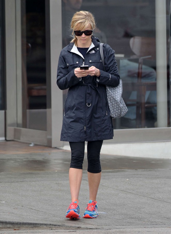 Reese-Witherspoon-in-Leggings-at-Christmas-Shopping--47-662x904.jpg