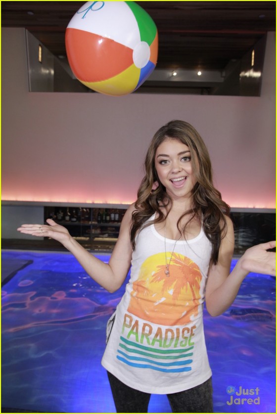 Sarah Hyland Op Pool Party In