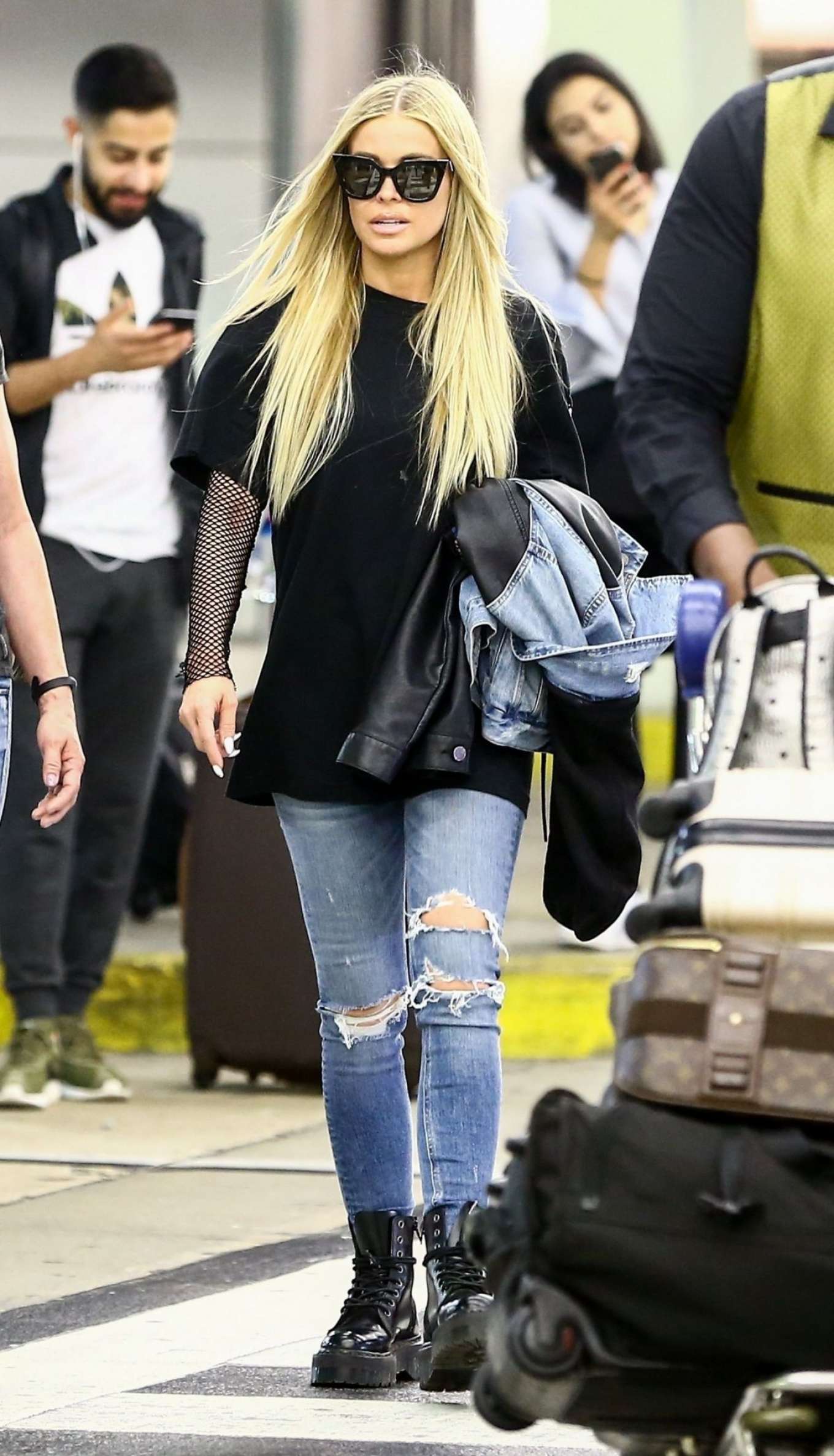 Carmen Electra in Jeans â€“ Arrives at Airport in Miami