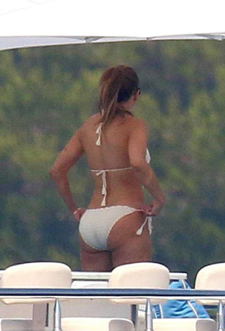 Jennifer Lopez In Swimsuit 2017 01 Gotceleb