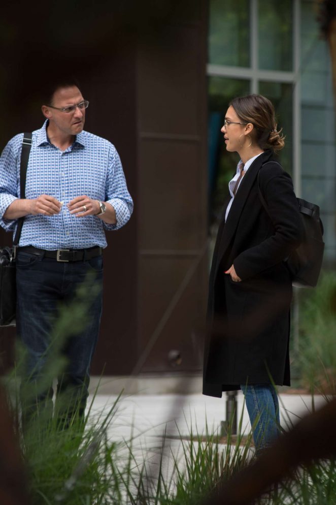 Index Of Wp Content Uploads Photos Jessica Alba Leaves Office Building