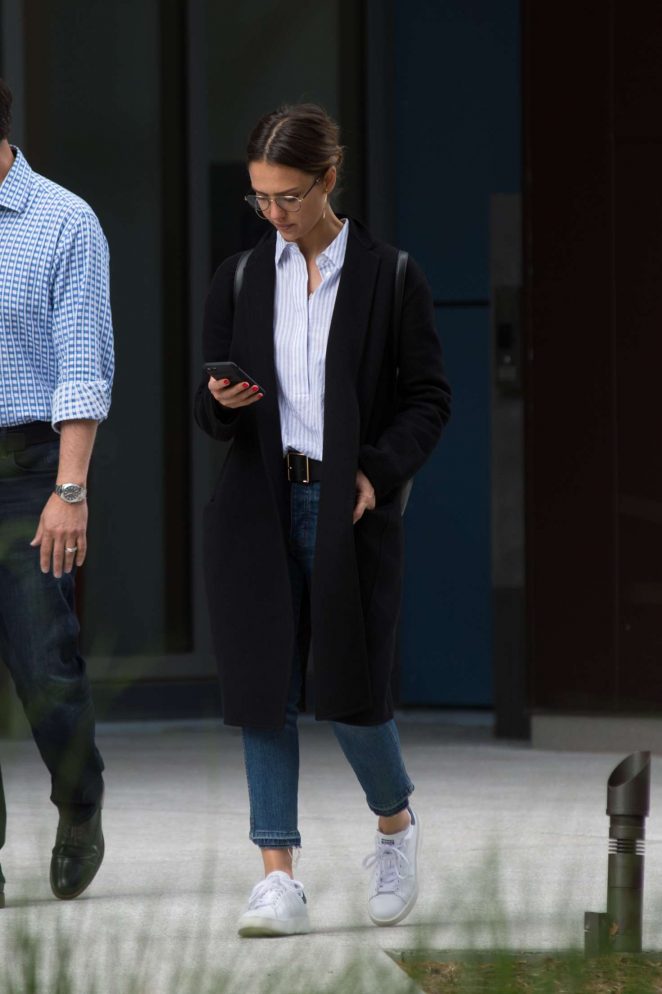 Index Of Wp Content Uploads Photos Jessica Alba Leaves Office Building