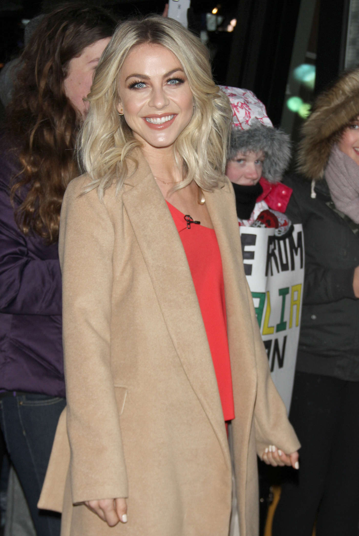 Julianne Hough â€“ Arrives At Good Morning America In New York