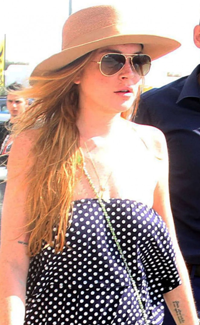 Lindsay Lohan No Bra Candids Venice Beach 11 Gotceleb 4658