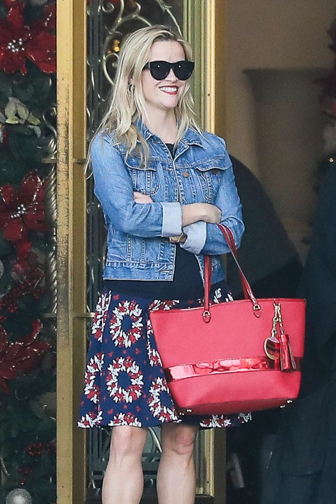 Reese-Witherspoon-at-Christmas-shopping--02-662x993.jpg