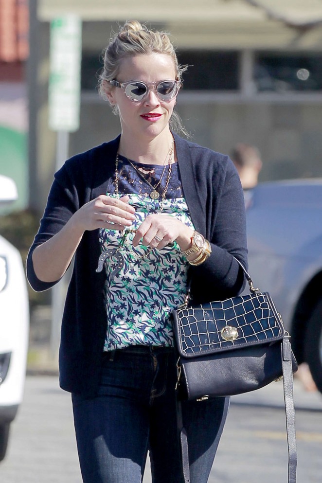 Reese-Witherspoon-at-Gelsons-in-Pacific-Palisades--20-662x993.jpg