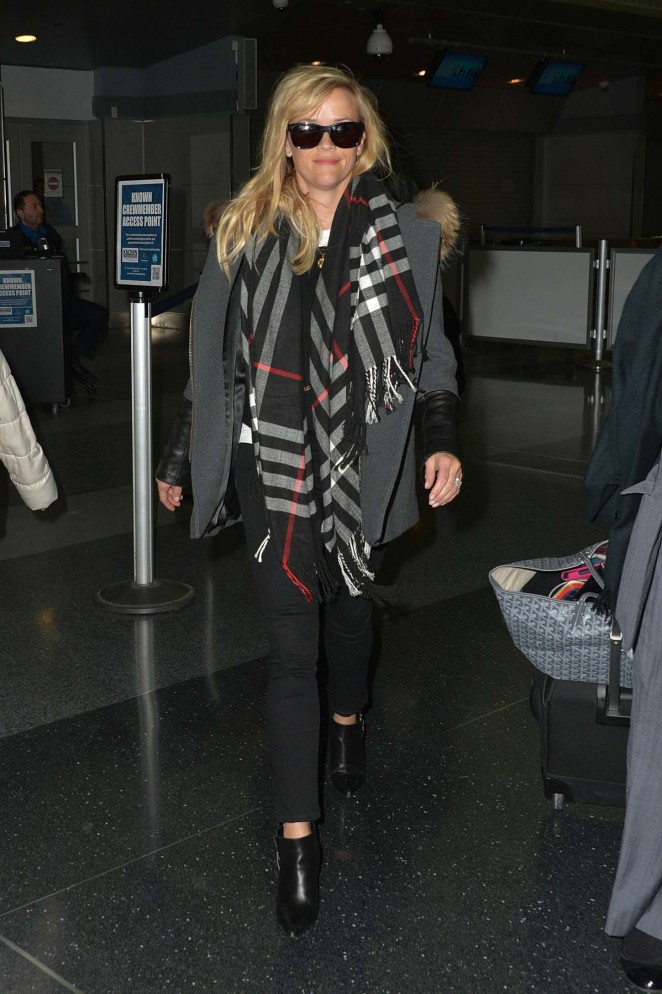 Reese-Witherspoon-at-JFK-Airport--18-662x994.jpg