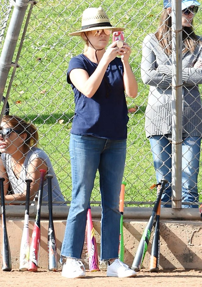 Reese-Witherspoon-on-Baseball-game--05-662x942.jpg