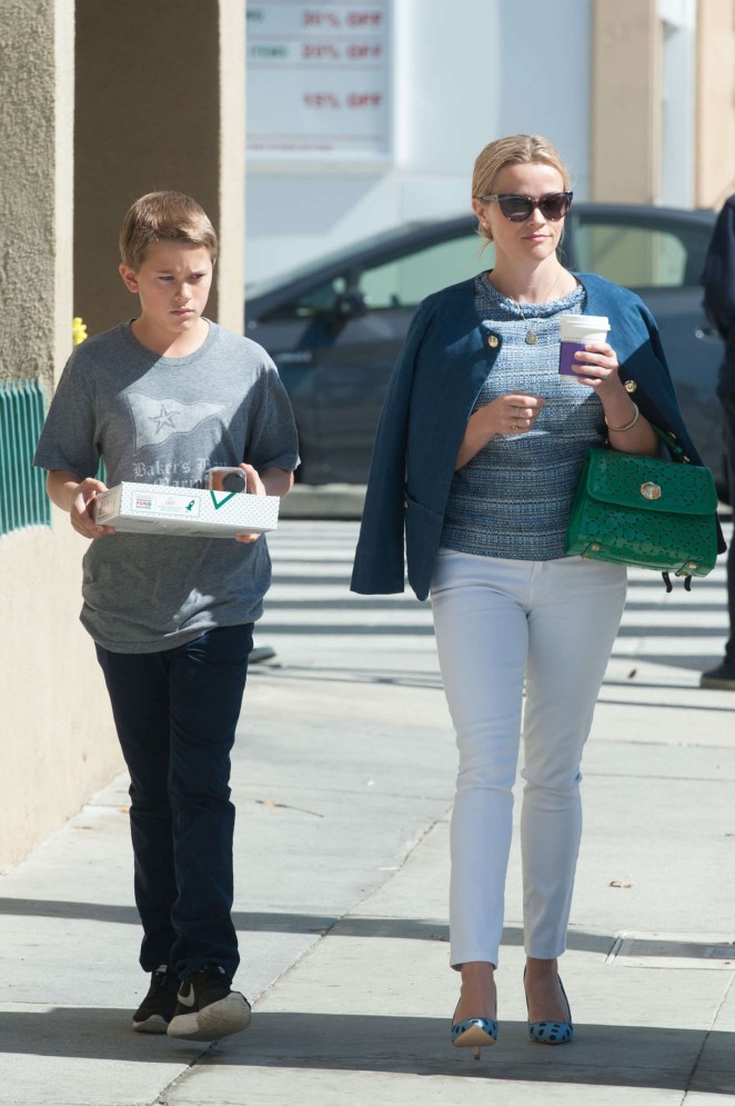 Reese-Witherspoon-out-in-LA--17-662x995.jpg