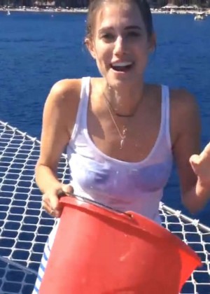 Allison Williams Doing The ALS Ice Bucket Challenge