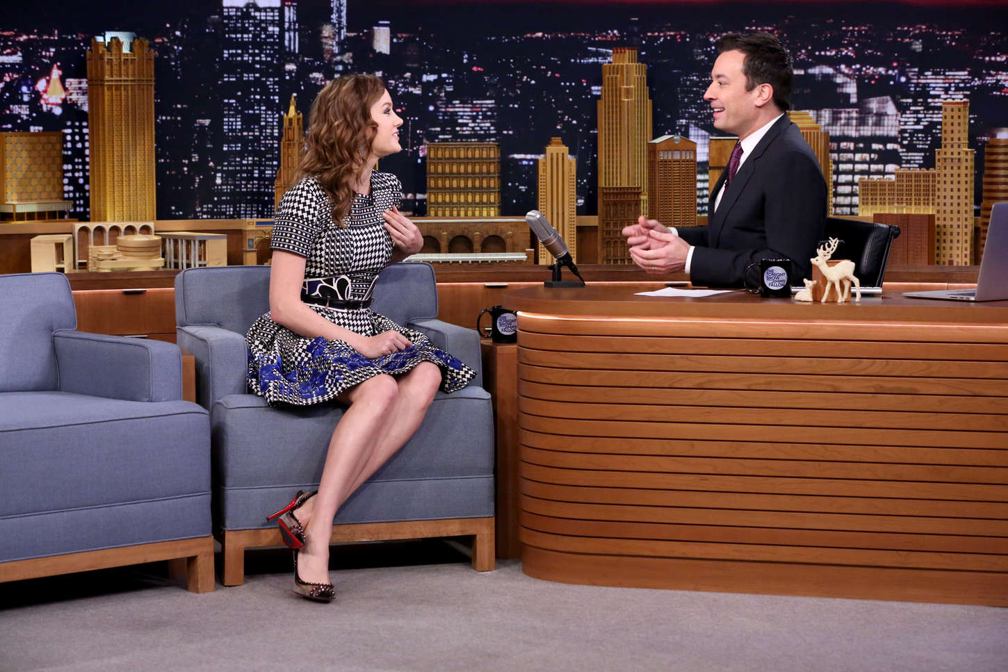 Ночное шоу. Brie Larson Jimmy Fallon. Ночное шоу с Джимми фэллоном. Шоу Джимми Фэллона студия. Бри Ларсон на шоу Джимми Фэллона.