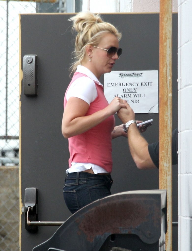 Britney Spears 2013 : Britney Spears – at a recording studio -05