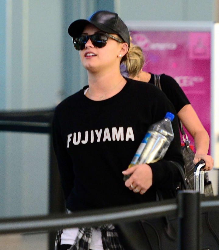 Index of /wp-content/uploads/celebrities/demi-lovato/jfk-airport-in-nyc