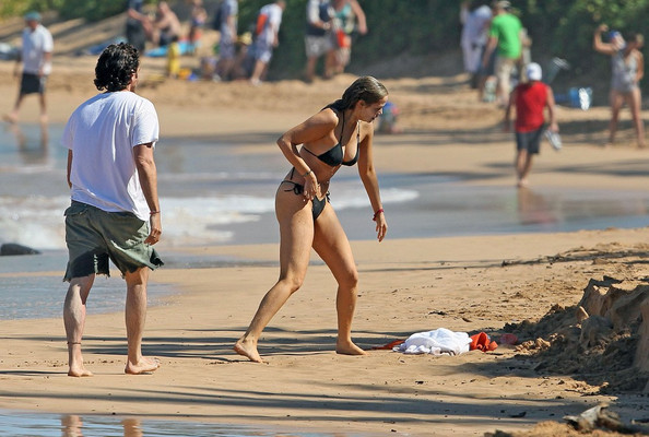 Elizabeth Berkley Bikini Candids at a Beach in Hawaii June 2011-03 |  GotCeleb