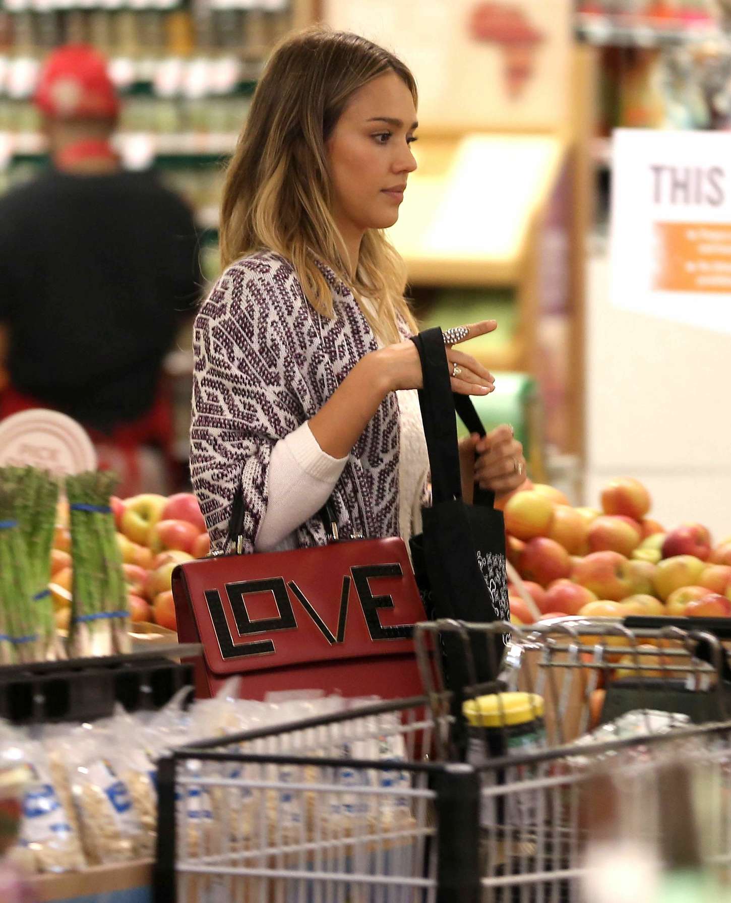 Be out shopping. Jessica Alba daughter. Какие знаменитости ходят в whole foods.