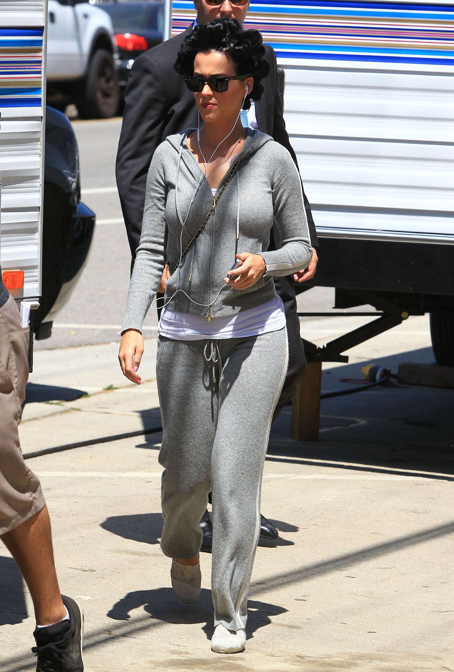 Katy Perry in a sweats on set in LA -13 | GotCeleb