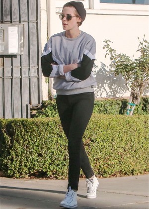 Kristen Stewart in Jeans Out for lunch with in Santa Monica