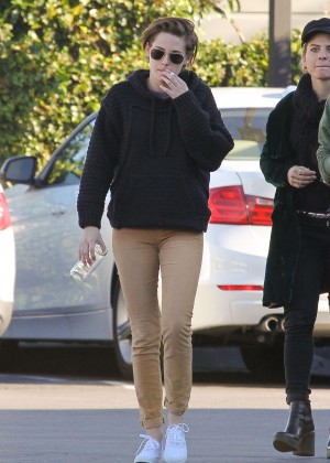 Kristen Stewart - Out for Lunch with friends in LA