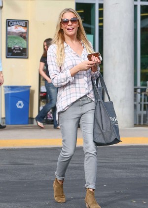 Leann Rimes in Jeans Shopping in Los Angeles