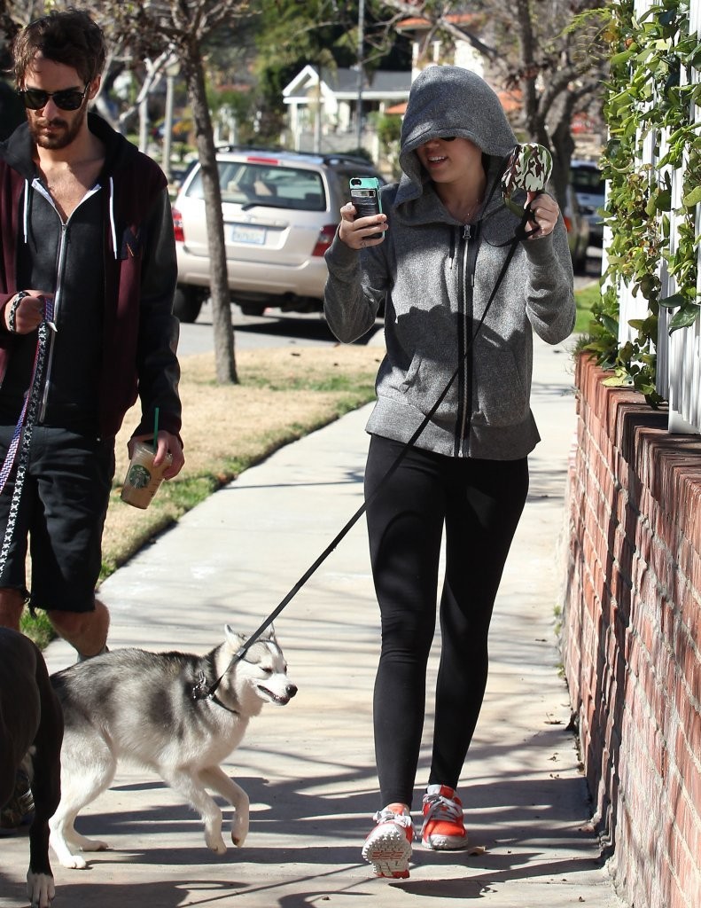 Miley Cyrus 2013 : Miley Cyrus Walks The Dogs in Toluca Lake-01