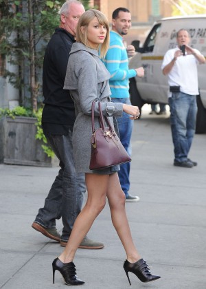 Taylor Swift in Shorts Leaving a Photo Studio in New York City
