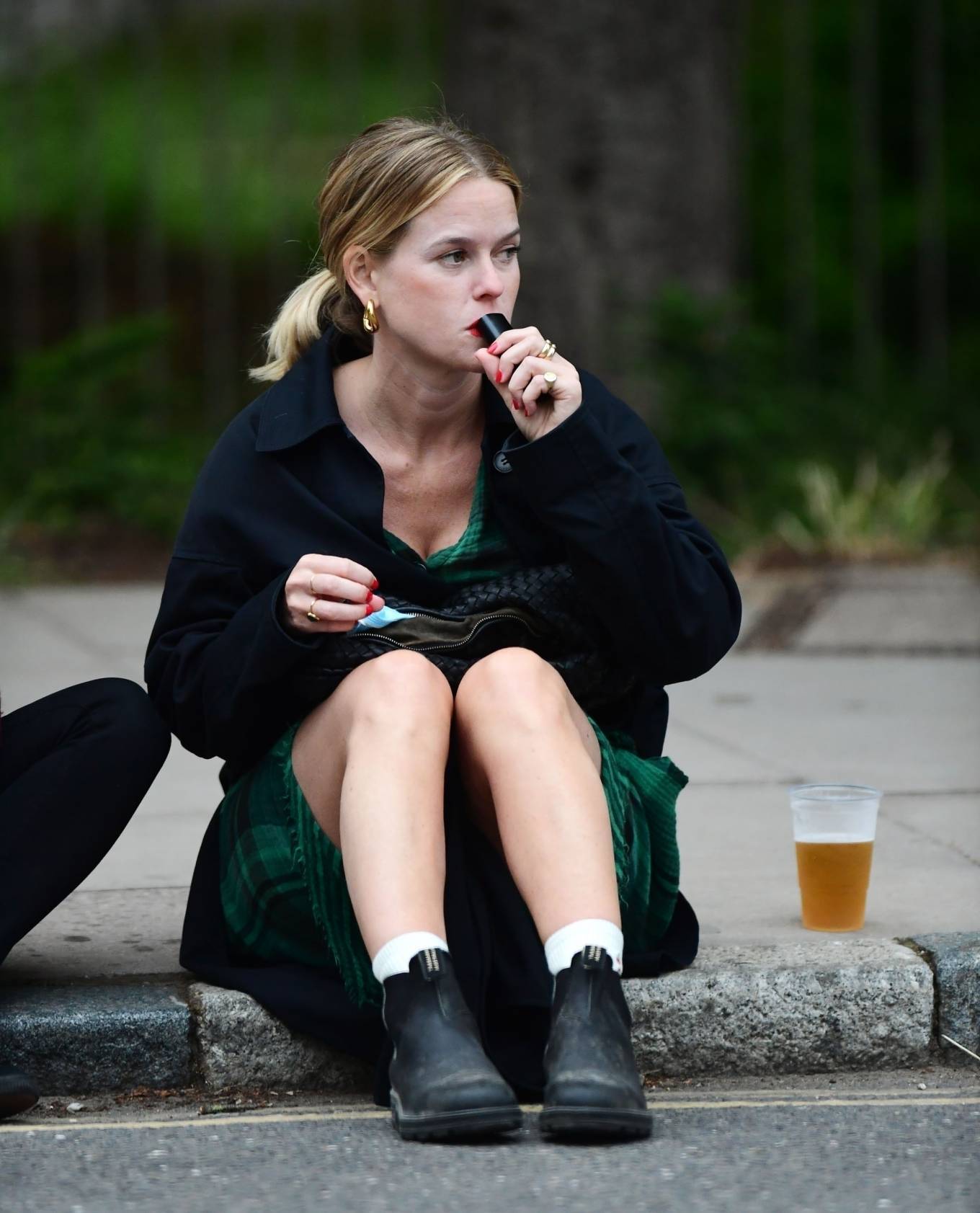 Alice Eve – Enjoying drinks on the pavement with a friend in London