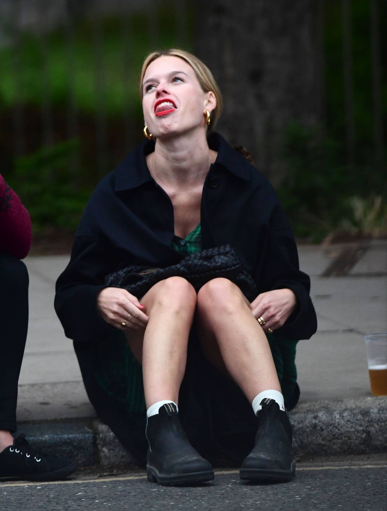 Alice Eve – Enjoying drinks on the pavement with a friend in London