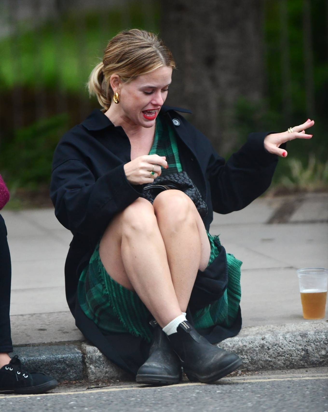 Alice Eve – Enjoying drinks on the pavement with a friend in London