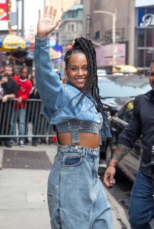Alicia Keys - Spotted in the Times Square area of New York