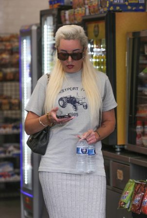 Amanda Bynes - Steps out in Los Angeles