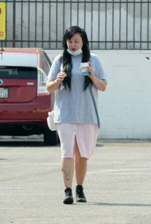 Amanda Bynes - With Paul Michael spotted wearing bands on their ring fingers in L.A