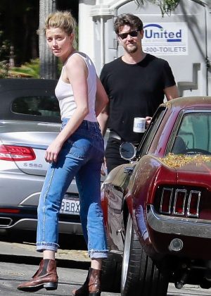 Amber Heard - Parking her car in Los Angeles