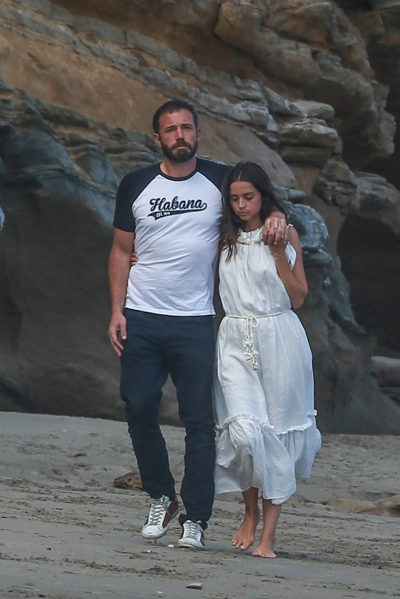 Ana De Armas and Ben Affleck - Spotted with friends on the beach in ...