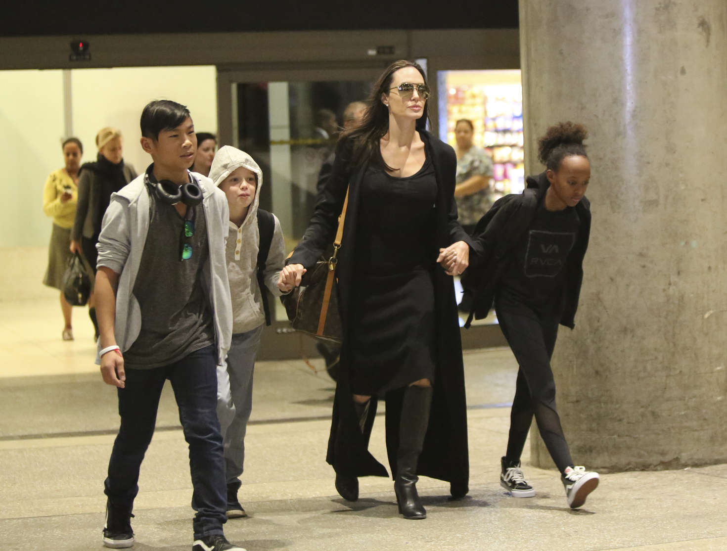 Angelina Jolie 2016 : Angelina Jolie Arrives at LAX Airport -10