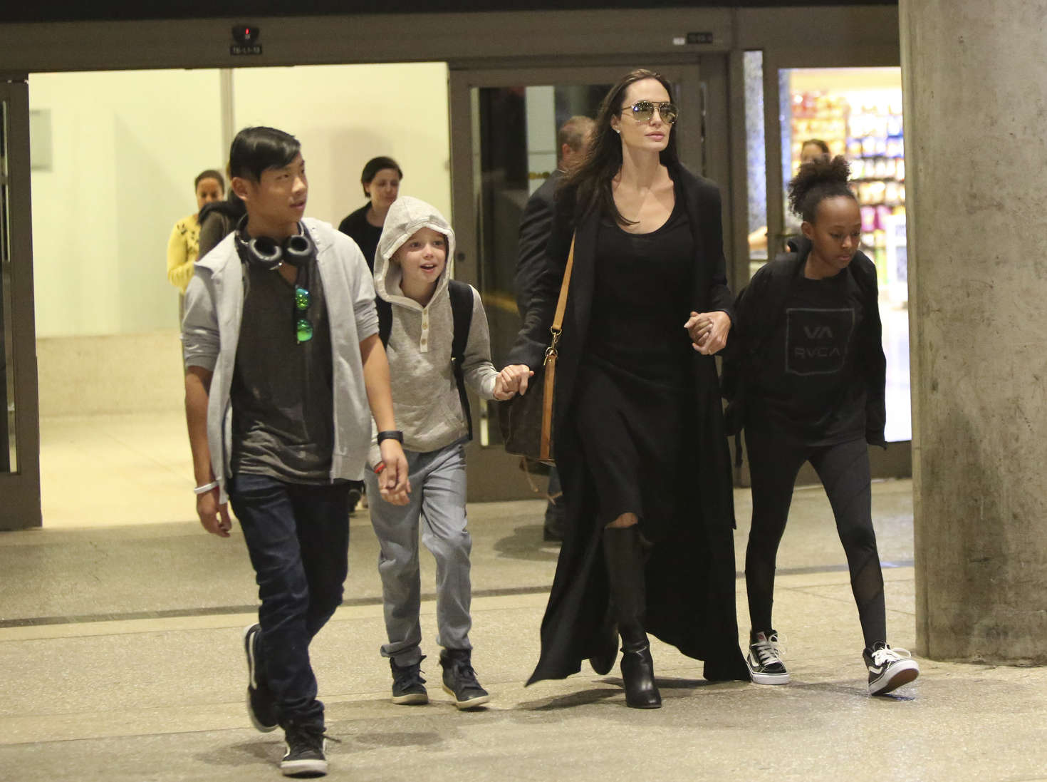 Angelina Jolie 2016 : Angelina Jolie Arrives at LAX Airport -17