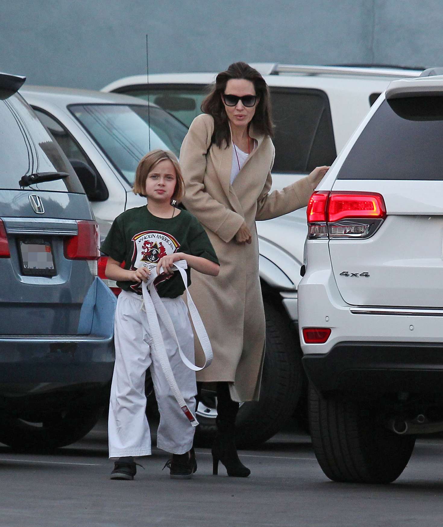 Angelina Jolie 2017 : Angelina Jolie with her daughter at a Karate class in Los Angeles -09