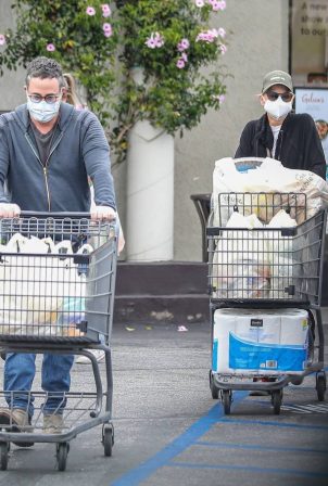 Anna Faris – Grocery shopping at Gelson's Market in Pacific Palisades