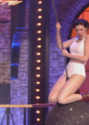 Anne Hathaway - Performing Wrecking Ball on Lip Sync Battle