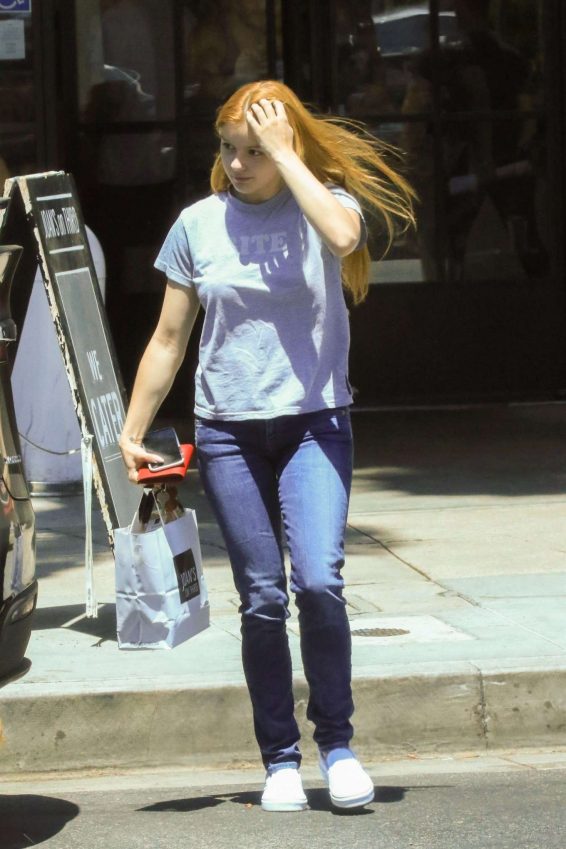 Index of /wp-content/uploads/photos/ariel-winter/picking-up-lunch-at