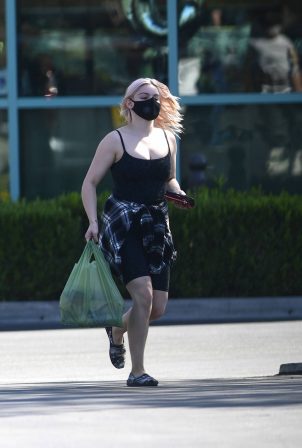 Ariel Winter - Shop for groceries in Los Angeles