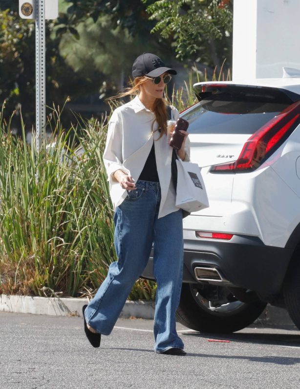 Ashlee Simpson - Is seen after running errands in Los Angeles