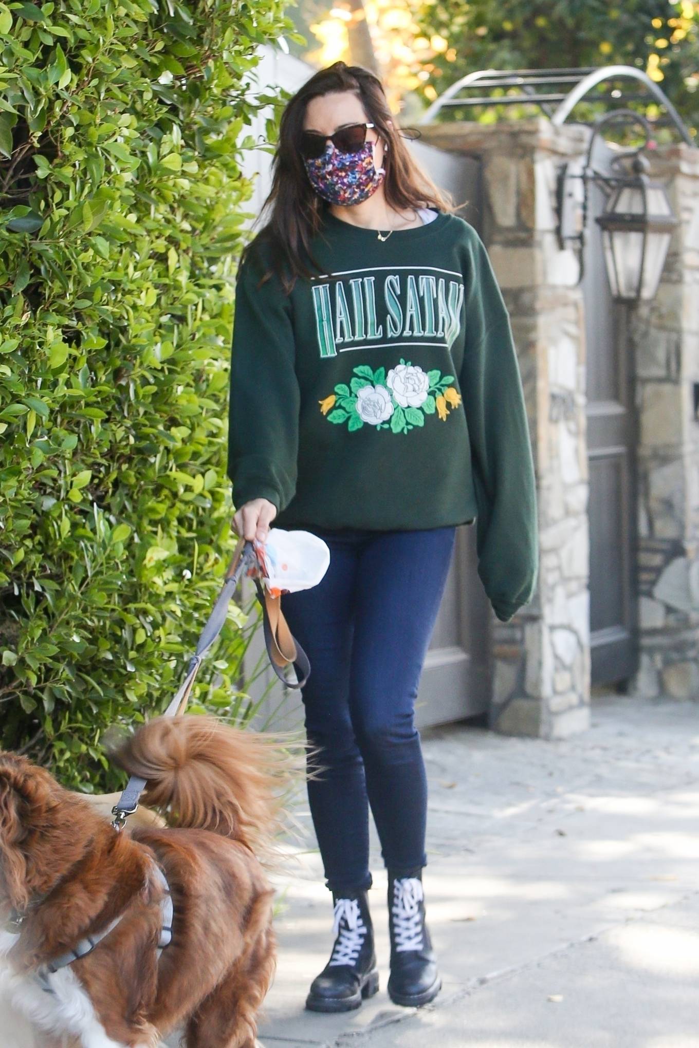 Aubrey Plaza – Out with her dogs in Los Angeles