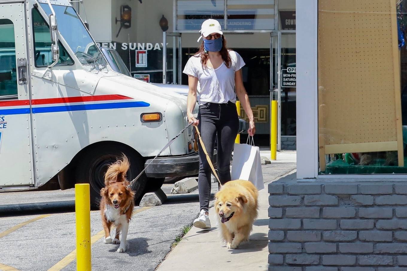 Aubrey Plaza â€“ Out with her dogs