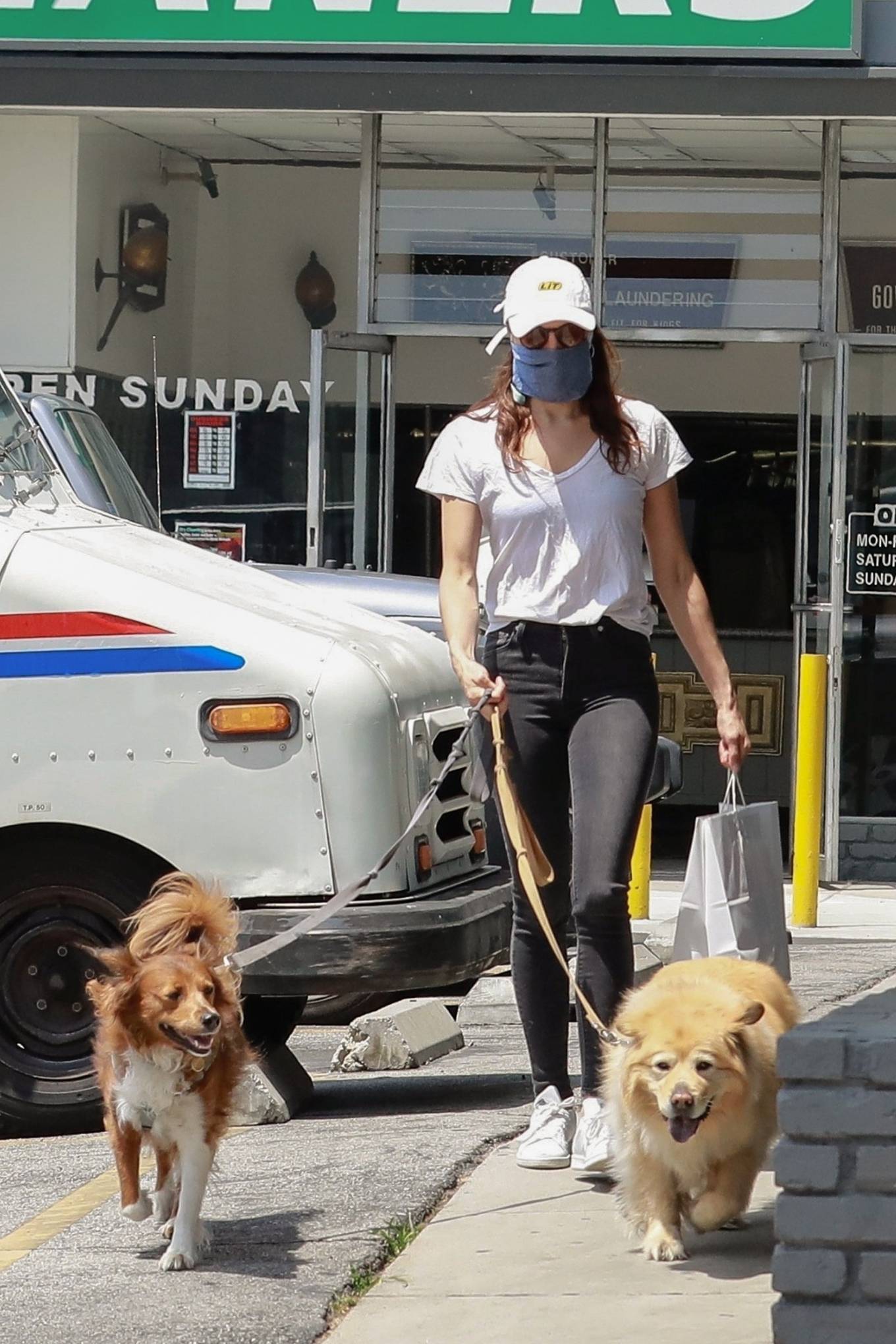 Aubrey Plaza â€“ Out with her dogs