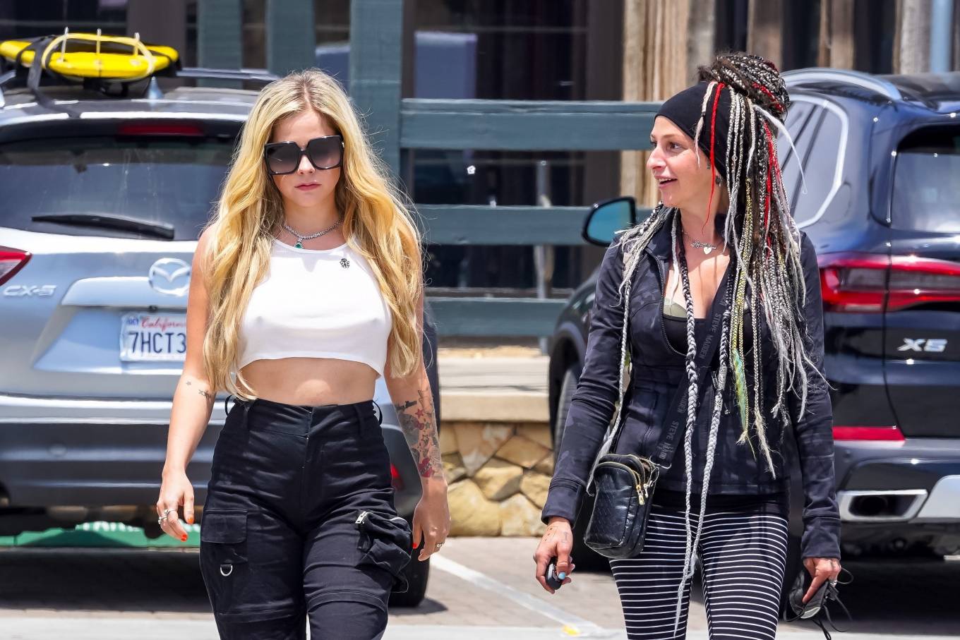 Avril Lavigne Seen With A Friend During A Coffee Run In Malibu 14 Gotceleb 