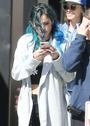 Bella Thorne - Filming scenes for the upcoming thriller movie 'Assassination Nation' in New Orleans