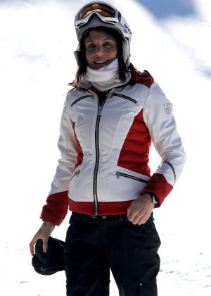 Bethenny Frankel - Snowboarding in Aspen
