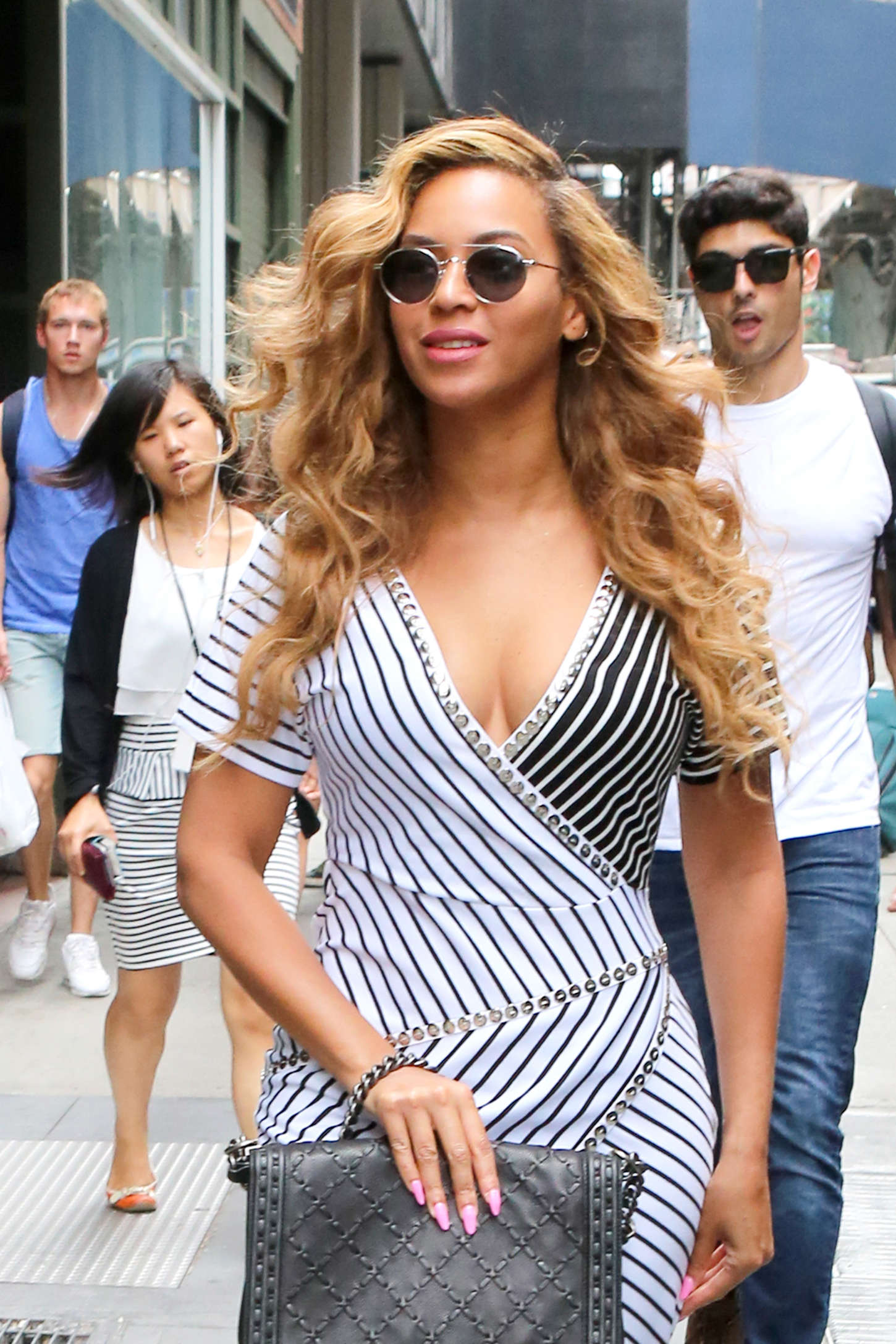 Beyonce In Mini Dress 11 Gotceleb 