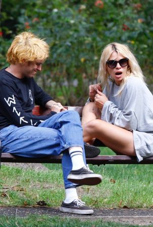 Billie Piper with her boyfriend Johnny Lloyd - Spotted at a park in a  London-11 | GotCeleb